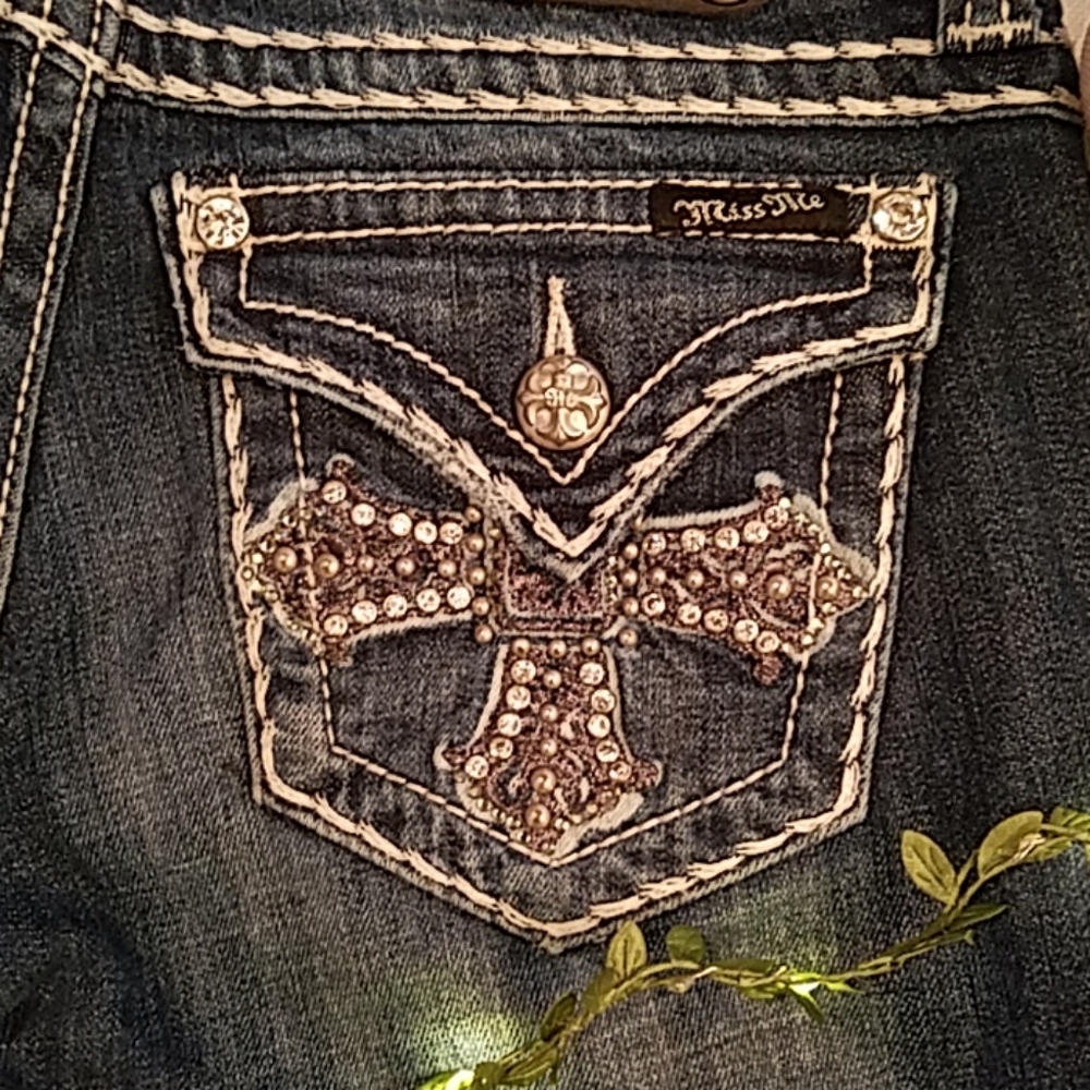 EUC Miss Me Straight Leg Rhinestone Cross Pocket - Picture 1 of 8
